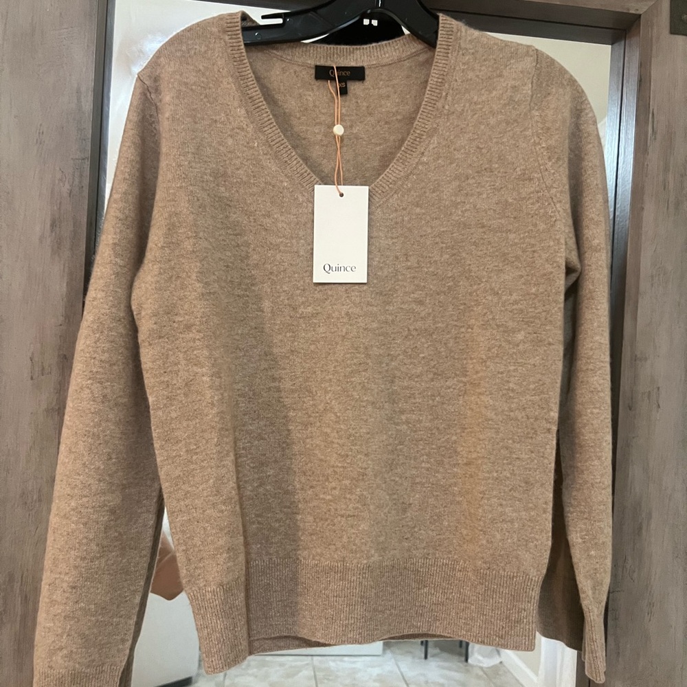 NWT Quince V-Neck Cashmere Sweater in Classic Tan